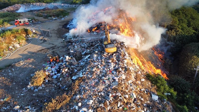 苗栗市西山垃圾掩埋場7日凌晨發生火警，苗栗縣政府消防局獲報派遣大批人力前往灌救，現場火勢延燒約1公頃。（民眾提供）中央社記者魯鋼駿傳真  113年7月7日