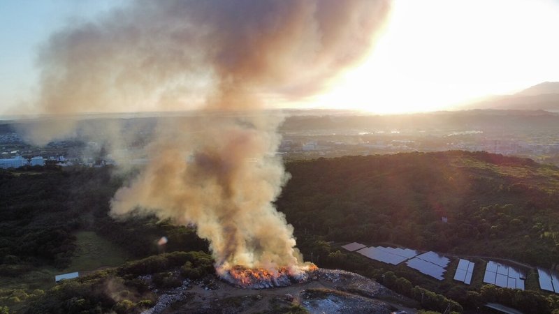 苗栗市西山垃圾掩埋場7日凌晨發生火警，苗栗縣政府消防局前往灌救，提醒民眾關閉窗戶並改道通行，以免影響救災。（民眾提供）中央社記者魯鋼駿傳真  113年7月7日