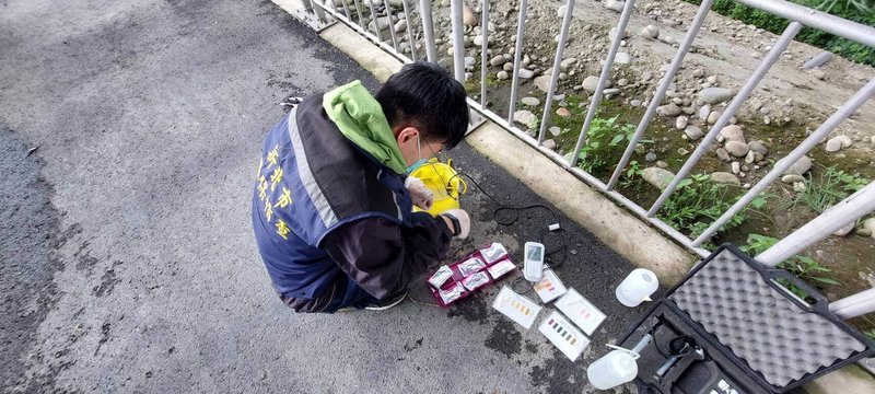 新北市環保局表示,7日下午接獲民眾反映大漢溪浮洲橋下有魚群死亡,派員稽查發現,水體清澈、透明無色,現場檢測水溫30.4度、溶氧2.27mg/L,測試重金屬等未有急毒性反應。(新北環保局提供)中央社記者高華謙傳真 113年7月7日