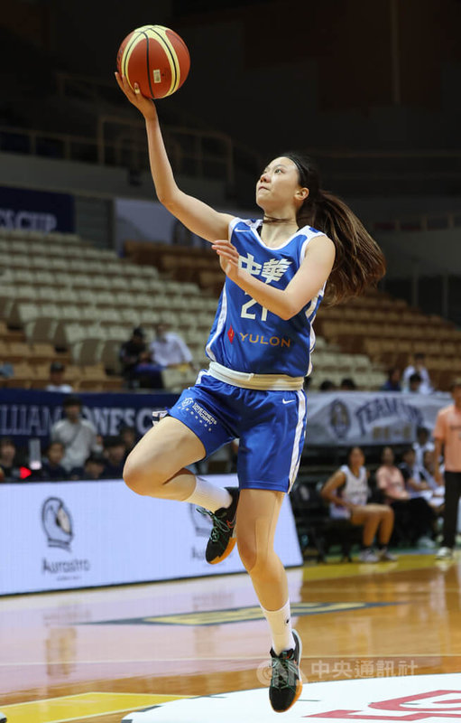 第43屆威廉瓊斯盃國際籃球邀請賽女子組賽程7日晚間在新北新莊體育館進行,由泰國隊交手台灣藍隊,台灣藍球員劉昕妤(圖)上籃進攻。中央社記者趙世勳攝 113年7月7日