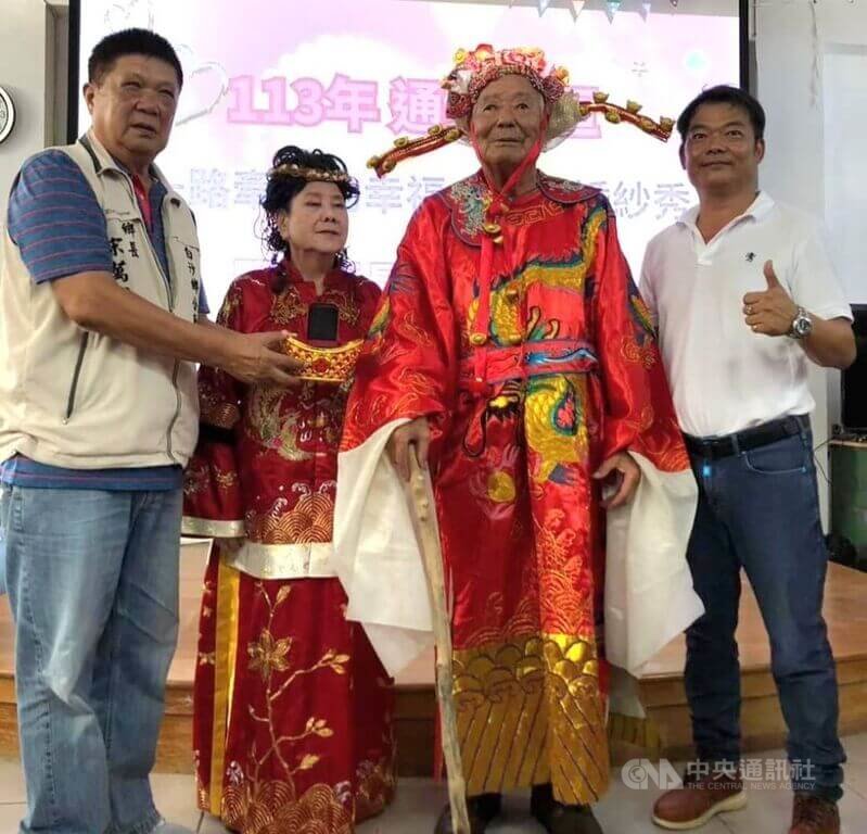 澎湖白沙通梁社區「一路牽手的幸福-鑽石婚紗秀」活動,10對結婚超過1甲子老夫妻7日披上婚紗,甜蜜放閃,場面溫馨幸福。中央社 113年7月7日