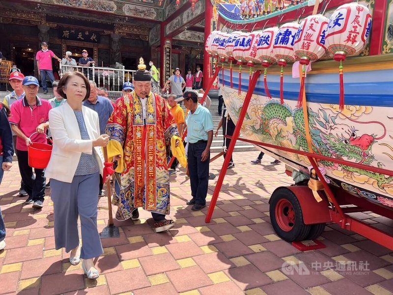 屏東南州迎王平安祭典將在11月13日登場，南州溪洲代天府8日舉行王船開水路儀式，縣長周春米（前左）手拿鋤頭，跟隨道長繞行王船；民意代表等人則在其後提水、澆水。中央社記者李卉婷攝  113年7月8日