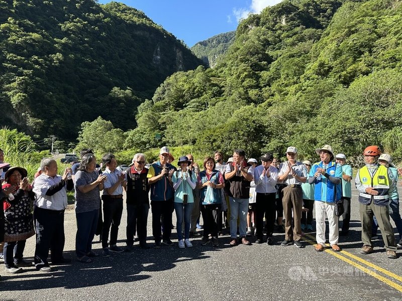 太魯閣國家公園境內大同、大禮部落,因強震造成聯外道路多處坍方,物資運送困難;經各單位協調,空勤直升機8日吊掛1台小怪手上山,秀林鄉長王玫瑰(前排左8)、太魯閣國家公園管理處代理處長林忠杉(前排右3)與部落居民等到場關心。中央社記者李先鳳攝 113年7月8日