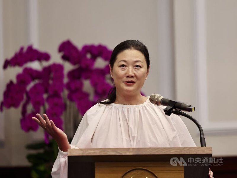 總統賴清德8日頒發就業金卡暨接見優秀持卡人時表示,就業金卡的核發已創下突破1萬張的歷史里程碑,歡迎世界各國人才來台灣打拚。圖為受頒人、Digital Self Labs LLC(數位自我實驗室有限責任公司)創辦人鄭雯文致詞。中央社記者王飛華攝 113年7月8日