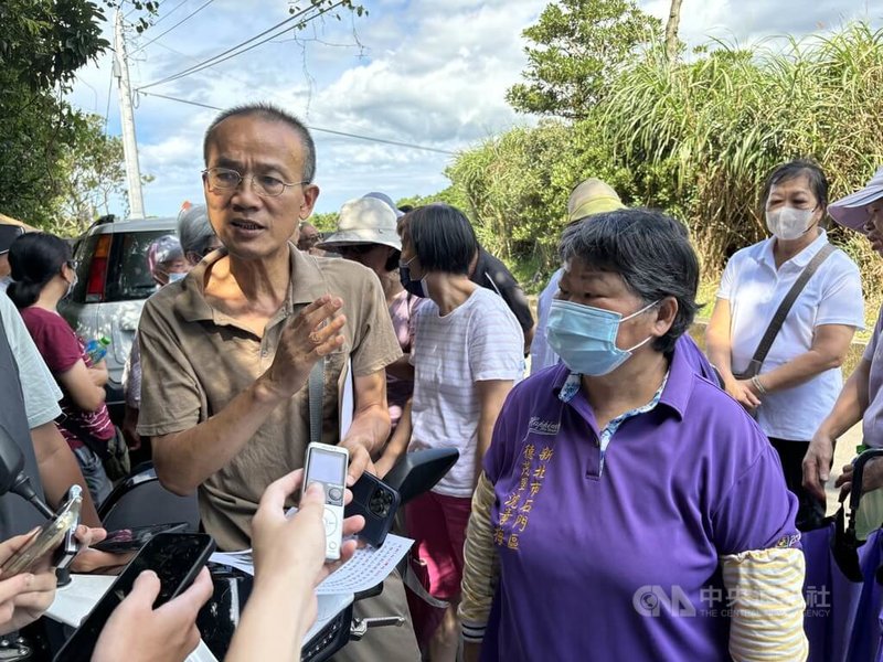 傳出有業者預計在新北市石門與三芝交界規劃禮廳及靈堂設施,石門區德茂里長沈素梅(前右)8日表示,若業者真的送件申請,將聯合石門區9個里一起連署,做最強烈反抗。中央社記者高華謙攝 113年7月8日