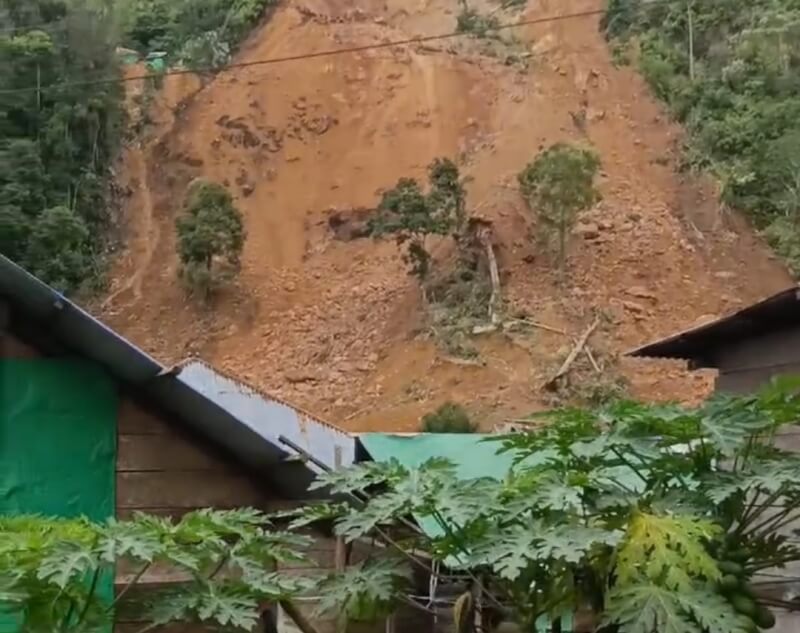 印尼官員7日表示，週末的暴雨造成蘇拉威西島一座非法開採的金礦山崩。（圖取自facebook.com/InfoBencanaBNPB）