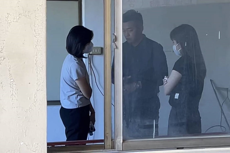 台南市區漁會理事長林士傑8日清晨出門時在住處門口遭人近距離槍擊,送醫不治,林士傑的女兒、民進黨台南市議員林依婷(左)上午前往殯儀館處理。(讀者提供)中央社記者楊思瑞台南傳真 113年7月8日