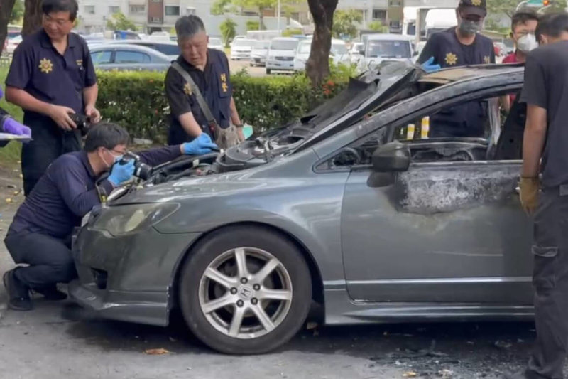 南市區漁會理事長林士傑7月8日清晨在住處門口遭槍擊送醫不治，警方案發後在南區一處停車場找到疑似用來接應槍手用的自小客車，車輛疑遭縱火滅證，鑑識人員到場進行採證。（讀者提供）