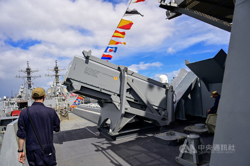 美國海軍驅逐艦費茲傑羅號（USS Fitzgerald，DDG-62）參與環太平洋軍演（RIMPAC），圖為艦上的反艦魚叉飛彈發射器。中央社特約記者Edward Bungubung檀香山攝 113年7月8日