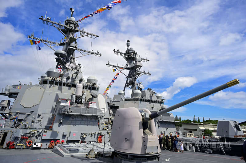 美國海軍驅逐艦費茲傑羅號（USS Fitzgerald，DDG-62）參與環太平洋軍演（RIMPAC），艦砲後方格子狀的垂直發射系統可以發射長距離的戰斧巡弋飛彈。中央社特約記者Edward Bungubung檀香山攝 113年7月8日