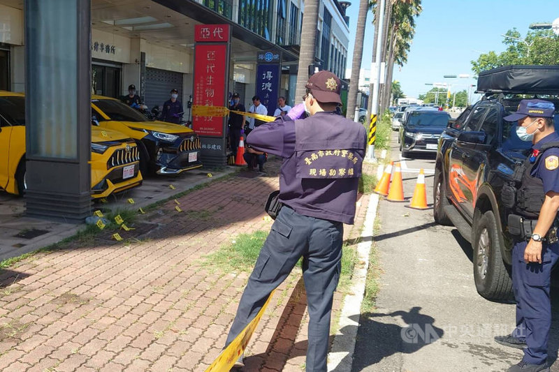 南市區漁會理事長林士傑8日清晨出門時在住處門口遭人近距離槍擊，送醫不治身亡，警方派員於現場蒐證鑑識。中央社記者楊思瑞攝 113年7月8日