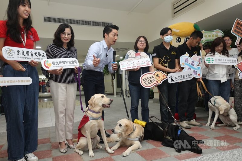 台北市長蔣萬安（左3）8日上午參訪廣慈園區視障者生活重建中心，介紹中心設施，盼能讓視障朋友重建生活，可以適應日常，走進社區。中央社記者吳家昇攝 113年7月8日