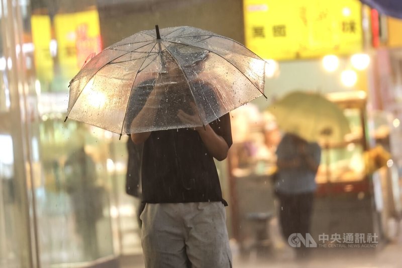 中央氣象署8日下午更新大雷雨警戒範圍，截至下午3時許，包含雙北、彰雲嘉南等地區慎防劇烈降雨。圖為台北市西門町商圈下午突然颳風下起大雨，路上行人壓低雨傘躲雨，遮擋雨勢。中央社記者裴禛攝 113年7月8日