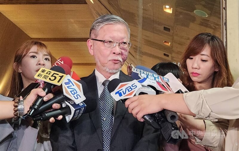民進黨廉政會主委邱駿彥(中)8日表示,廉政會召開臨時會討論前桃園市長鄭文燦疑涉貪案,決定若鄭文燦被羈押,就停權3年。中央社記者葉素萍攝 113年7月8日