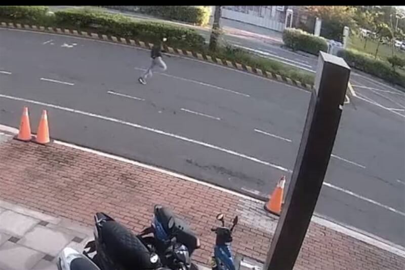 南市區漁會理事長林士傑8日遭近距離槍擊,附近有監視器拍到疑開槍者在案發後跑離現場。(讀者提供)中央社記者楊思瑞台南傳真 113年7月8日