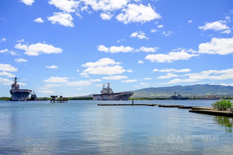 塔拉瓦號（USS Tarawa）兩棲攻擊艦擔任2024年環太平洋軍演（RIMPAC）靶船，停放在珍珠港的退役船艦維修廠。中央社特約記者Edward Bungubung檀香山攝 113年7月8日