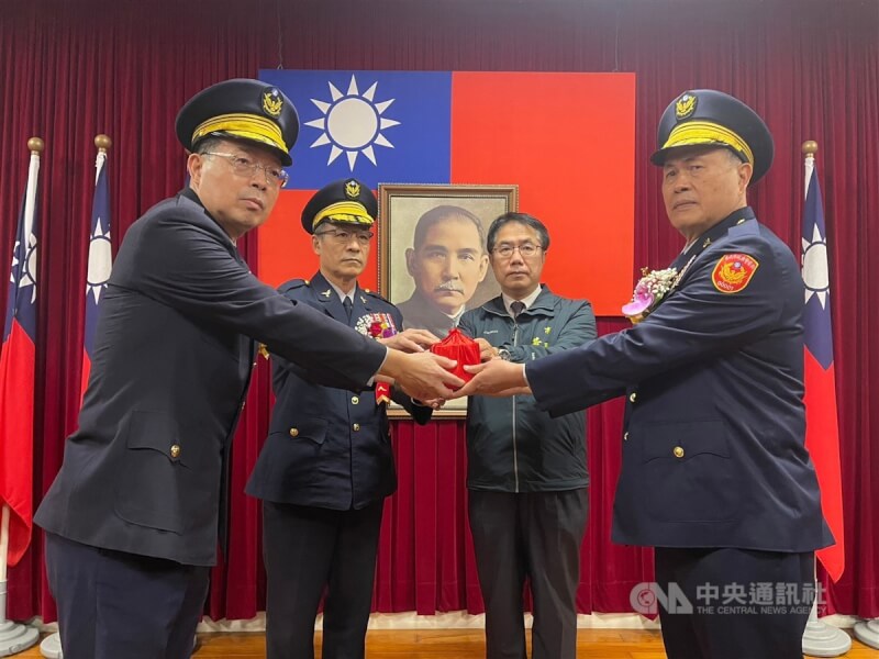 廖宗山(前右)去年1月接任台南市警察局長。中央社記者張榮祥台南攝 112年1月16日