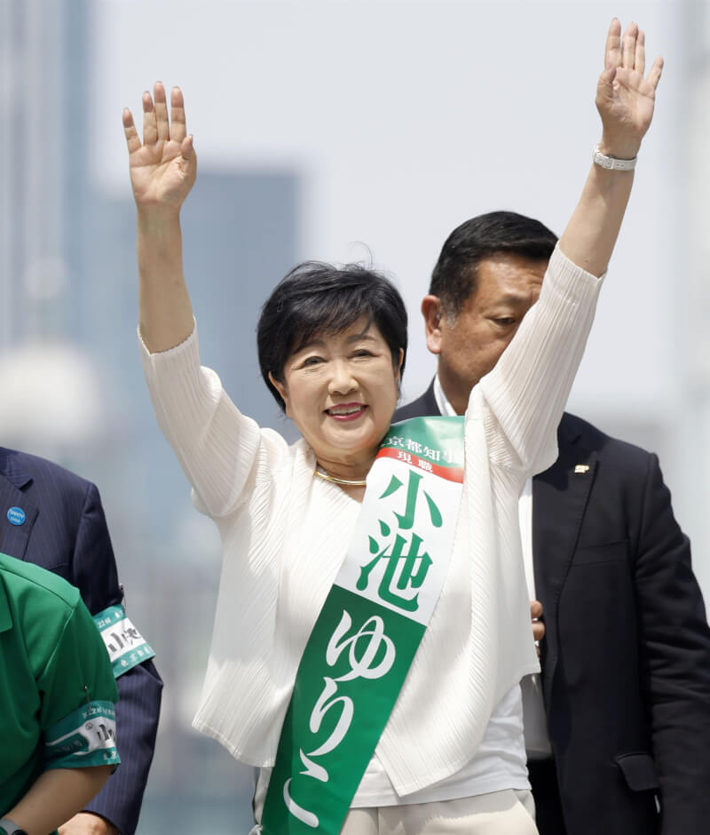 圖為小池百合子6日造勢畫面。(共同社)
