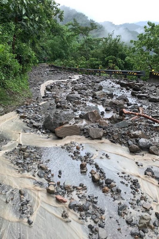 嘉義縣大華公路159甲線28K處8日發生落石泥流，道路中斷，縣府提醒用路人改道。（嘉義縣政府提供）中央社記者蔡智明傳真  113年7月8日