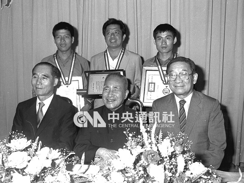 教育部長李煥（前右）和全國體協理事長鄭為元（前左），與選手吳文嘉（後左）、黃慧傑（後右）及教練林忠雄（後中）合影。中央社記者陳明仁攝　74年7月9日