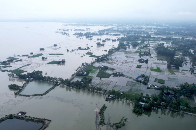 孟加拉北部蘭格柏區部分地區因連日降雨遭淹沒。（法新社）