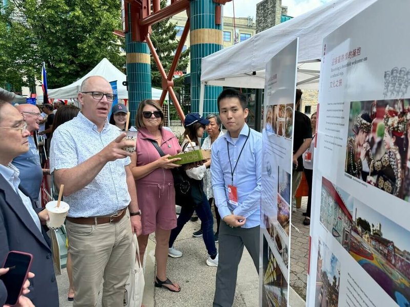 加拿大曼尼托巴省省府溫尼伯市長吉令厄姆（Scott Gillingham）在慶祝建市活動中，參觀台灣台中攤位。（駐多倫多辦事處提供）中央社記者胡玉立多倫多傳真  113年7月9日