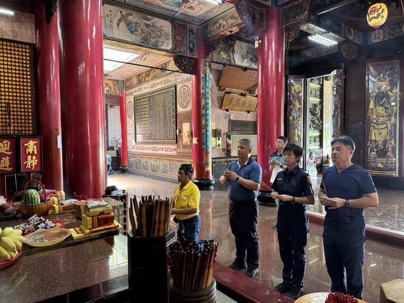 琉球分駐所首名女所長蔡孟儒（右2）8日報到後赴三隆宮等廟宇參拜，並拜訪三隆宮主任委員黃清進，了解9月重頭戲迎王祭典儀程。（屏東縣警察局東港分局提供）中央社記者黃郁菁傳真  113年7月9日