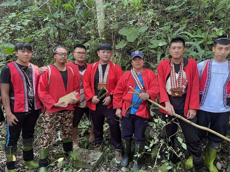 嘉義縣阿里山鄉鄒族特富野社推廣觀光，近年將鄒族狩獵活動納入遊程，也讓部落年輕人能把握機會從中學習與傳承傳統陷阱製作等狩獵文化。（嘉義縣政府提供）中央社記者蔡智明傳真  113年7月9日