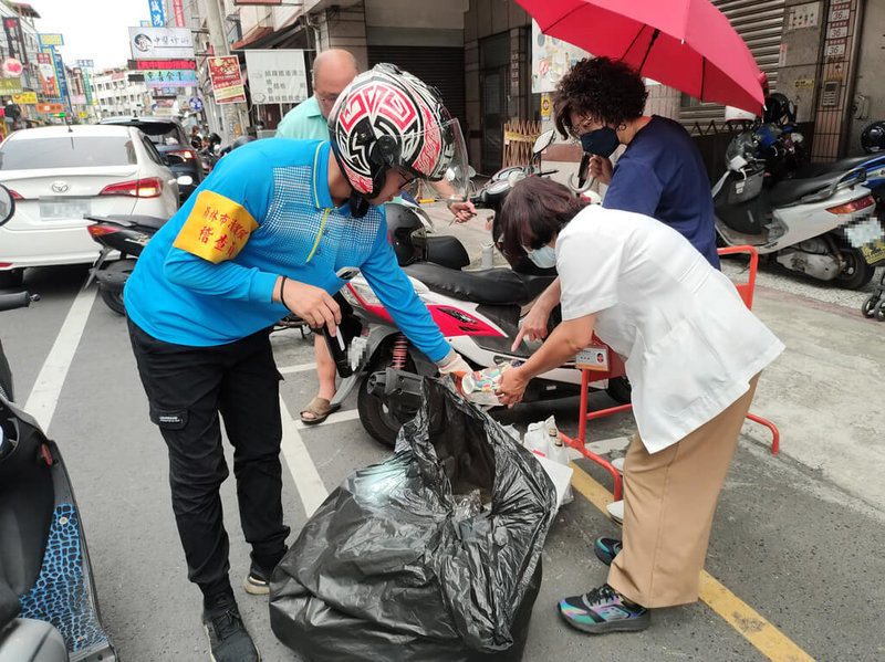 彰化縣7月1日起提高垃圾車退運標準，清潔隊收垃圾時因此採破袋檢查，清運時間拉長。圖為員林市清潔隊收垃圾情形。（員林市清潔隊提供）中央社記者吳哲豪傳真  113年7月9日