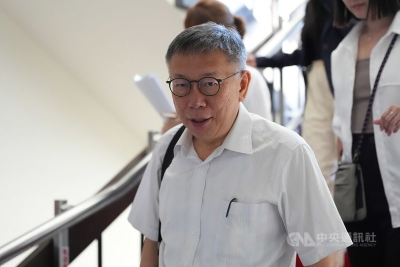 媒體報導，已辭海基會董事長的鄭文燦涉貪案後，「政壇大整肅」下個目標是民眾黨主席柯文哲。民眾黨團總召黃國昌表示，他對柯文哲的清廉有100%的信心。圖為柯文哲9日在民眾黨立法院黨團開完晨會後離開。中央社記者徐肇昌攝  113年7月9日