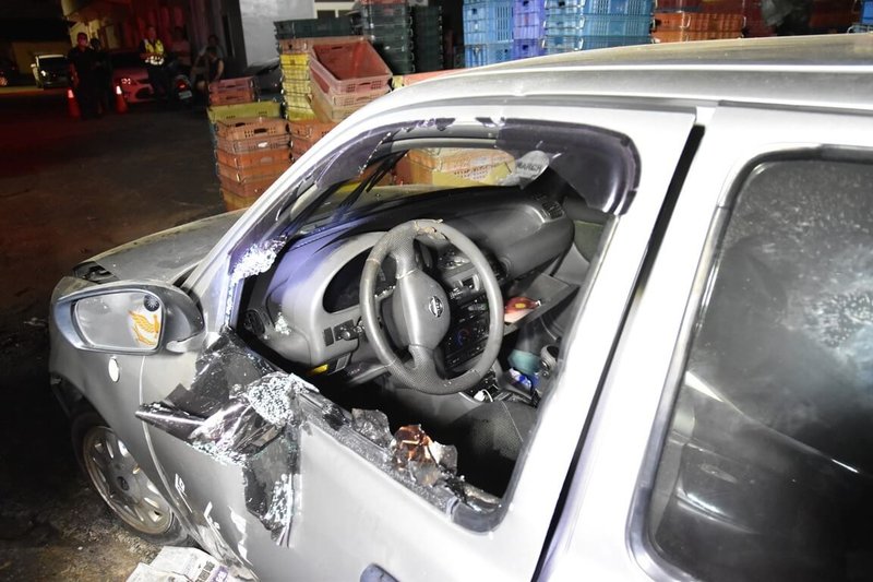 台中警察8日晚間追緝失竊自小客車，遭犯嫌開車衝撞，警方連開24槍，犯嫌車輛傷痕累累。（民眾提供）中央社記者趙麗妍傳真  113年7月9日