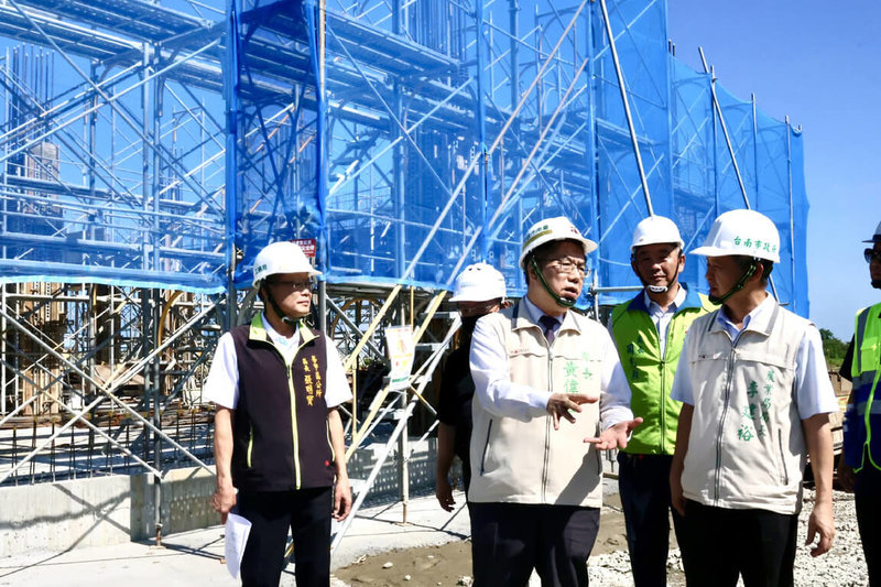 台南市政府推動新建學甲多功能動保園區，預定民國115年6月完工，市長黃偉哲（前右2）9日前往視察進度。前右為台南市農業局長李建裕。（台南市政府提供）中央社記者楊思瑞台南傳真  113年7月9日