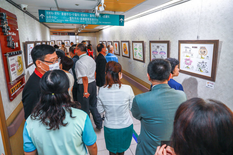 屏基醫療財團法人董事長游建國個人漫畫展「幸福可以很簡單」9日起在屏東基督教醫院門診1樓藝文走廊展出,展期將持續至8月底。(屏基提供)中央社記者李卉婷傳真 113年7月9日