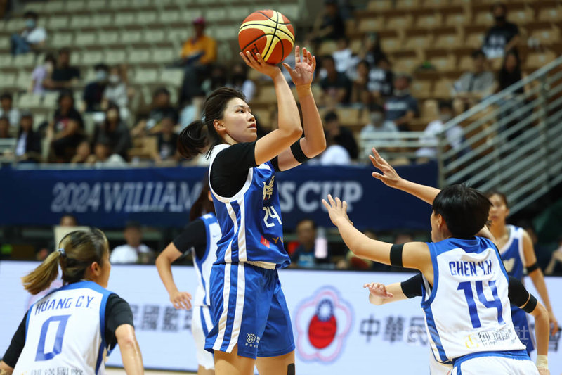 第43屆威廉瓊斯盃國際籃球邀請賽女子組賽事9日持續在新莊體育館進行,台灣藍、白兩隊晚間交手,台灣藍廖瑋晴(中)全場貢獻14分6籃板表現佳,助隊以80比62取勝。中央社記者王騰毅攝 113年7月9日