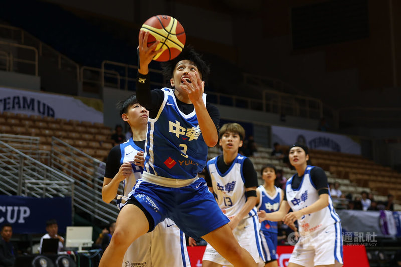 第43屆威廉瓊斯盃國際籃球邀請賽女子組賽事9日持續在新莊體育館進行,地主台灣藍、白隊晚間交手,台灣藍宋瑞蓁(前)切入禁區積極搶分,個人全場攻下8分,助隊奪勝。中央社記者王騰毅攝 113年7月9日