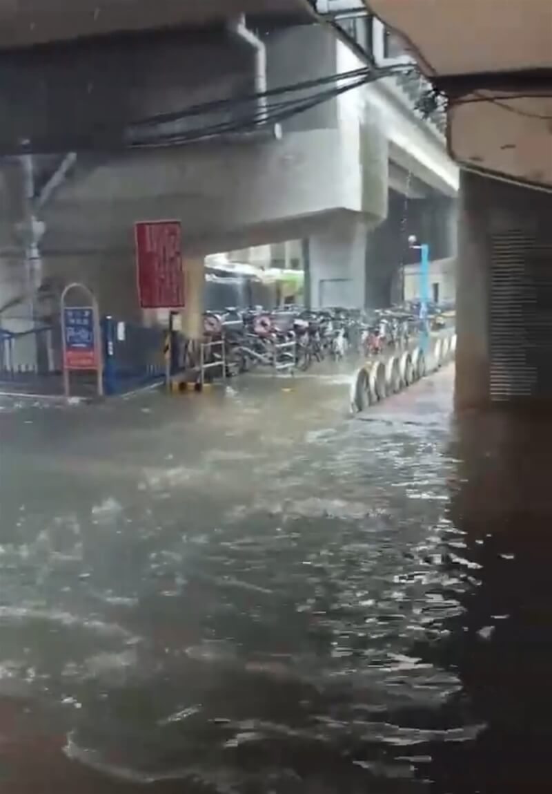 新北市9日午後下起大雨,部分地區因雨水宣洩不及發生積淹水情形,板橋浮洲車站附近也一度嚴重積水。(黃淑君提供)中央社記者王鴻國傳真 113年7月9日