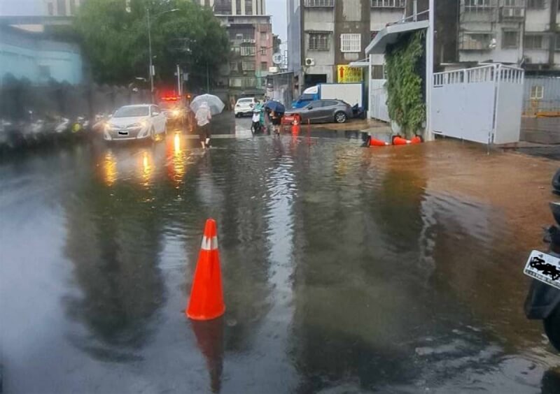 對流旺盛,新北市9日午後下起滂沱大雨,板橋區多處傳出積淹水,部分地點甚至一度禁止人車通行。圖為僑中二街積水情形。(黃淑君提供)中央社記者王鴻國傳真 113年7月9日