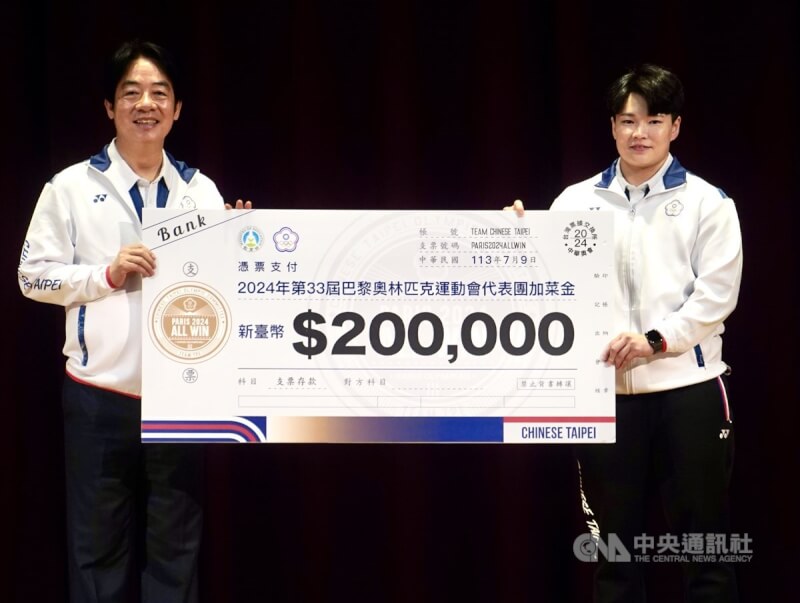 總統賴清德(左)9日南下高雄國家運動訓練中心,致贈加菜金,由台灣女子舉重選手陳玟卉(右)代表接受。中央社記者董俊志攝 113年7月9日