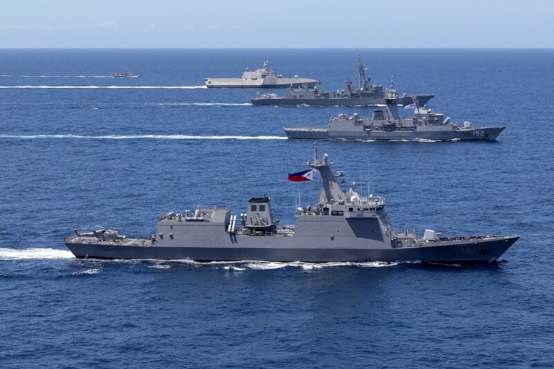 圖為日本、菲律賓、美國、澳洲4月在南海聯合演習。（圖取自x.com/JMSDF_SDF）