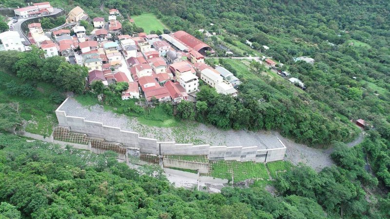 高雄市茂林區萬山部落屬土石流潛勢溪流及大規模崩塌雙影響範圍內，萬山溪側坡腳因野溪沖刷導致邊坡極度不穩定，水利局近期將展開邊坡保護工程，提升整體邊坡穩定度並增進部落防災能量。（高雄市水利局提供）中央社記者蔡孟妤傳真  113年7月9日