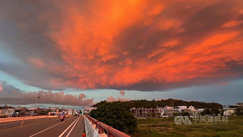 台東市區8日傍晚被紅光籠罩，民眾到戶外一看發現是「火燒雲」（圖），且不同於以往出現在西邊，這次反而在東邊現身，整個市區都被紅光籠罩，引發熱烈討論。中央社記者盧太城台東攝  113年7月9日