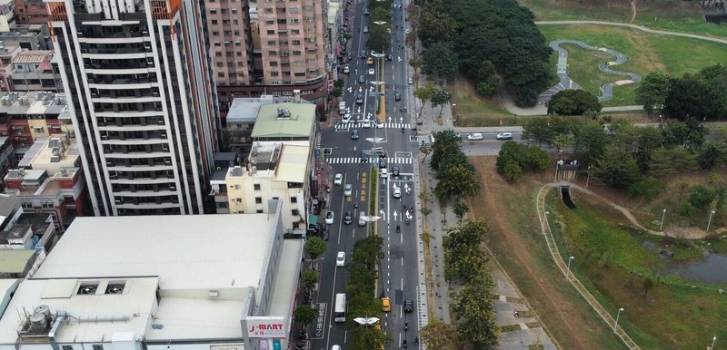 高雄市三民區澄清路左轉覺民路，以往易發生左轉車輛阻礙直行車流動線情形，市府交通局設置左彎標線因應。（高雄市交通局提供）中央社記者蔡孟妤傳真  113年7月9日