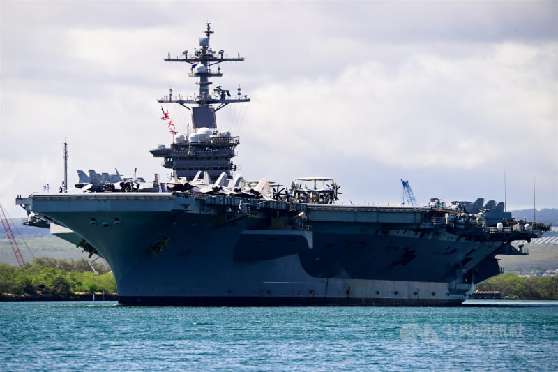 美國航空母艦卡爾文森號8日駛出珍珠港。中央社特約記者Edward Bungubung檀香山攝 113年7月9日