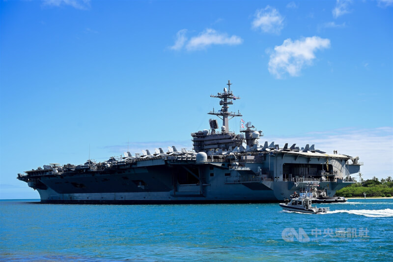 美國航空母艦卡爾文森號為2024年環太平洋軍演主角,領銜第一航艦打擊群。中央社特約記者Edward Bungubung檀香山攝 113年7月9日
