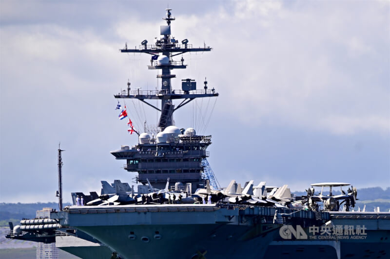 美國航空母艦卡爾文森號飛行甲板上,停放多架F-35閃電II、F/A-18大黃蜂戰鬥機、E-2D鷹眼預警機等美軍先進戰機。中央社特約記者Edward Bungubung檀香山攝 113年7月9日