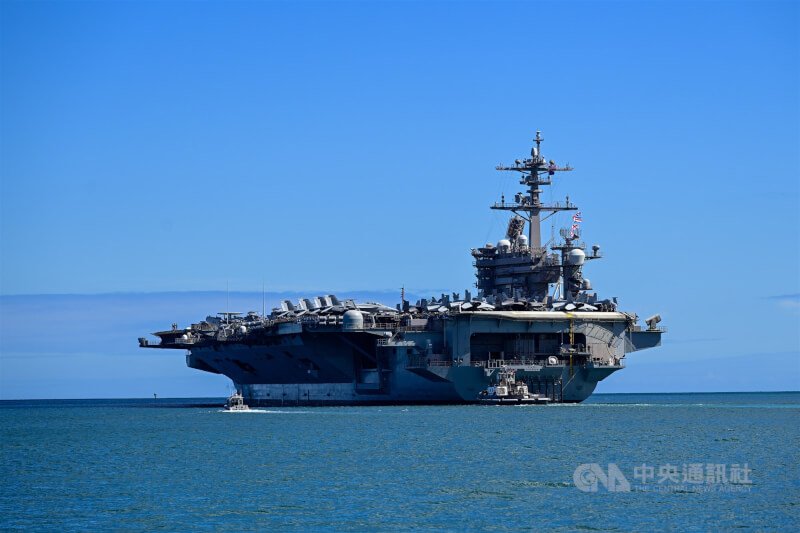 美國航空母艦卡爾文森號8日駛出珍珠港,展開海上演訓。中央社特約記者Edward Bungubung檀香山攝 113年7月9日
