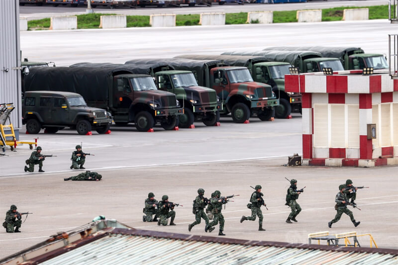 圖為去年國軍漢光39號實兵演習在桃園國際機場展開反空機降操演。（中央社檔案照片）