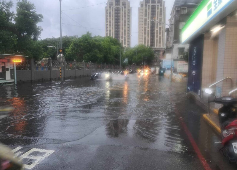 新北市9日午後下起大雨，板橋區多處傳出積淹水災情，僑中二街也彷彿成了一條小河。水利局表示，積淹水地區在大雨減緩後15分鐘左右皆已退水。（黃淑君提供）中央社記者王鴻國傳真 113年7月9日