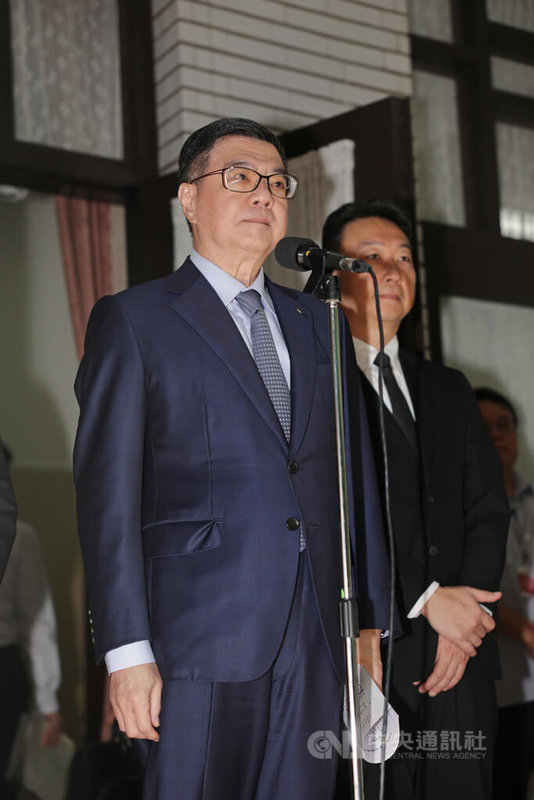 前桃園市長鄭文燦涉貪獲交保,檢方抗告成功,高院撤銷發回更裁。行政院長卓榮泰(前)9日在立法院受訪表示,不論黨派、不論何人,只要涉及不法,都應該全面偵辦。中央社記者裴禛攝 113年7月9日