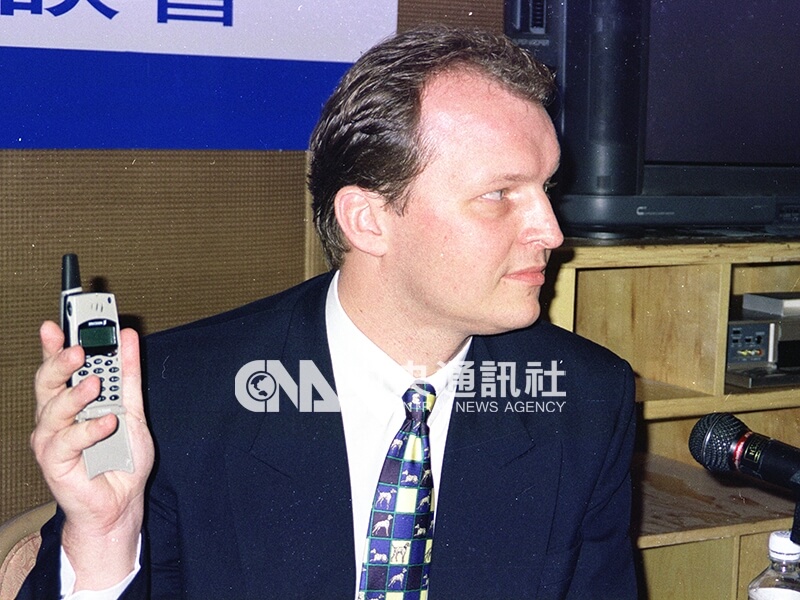 民國89年上市的易利信T28手機,當時的男神金城武曾為代言人,是2G行動通訊時代的熱門機種。中央社記者馮昭攝 88年2月24日